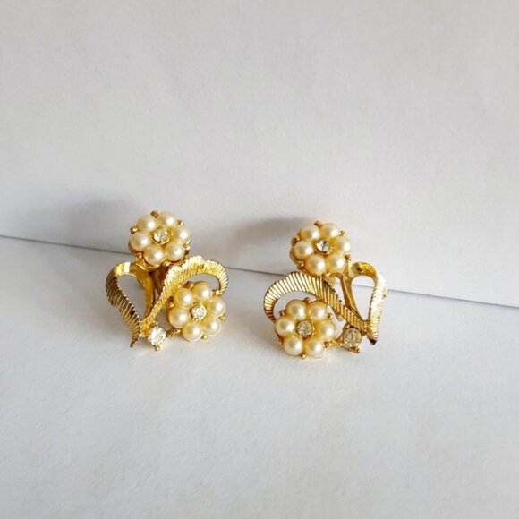 Vintage Earrings Screw Back Flower Faux Pearl Rhinestones Gold Tone Cottagecore - Picture 1 of 5